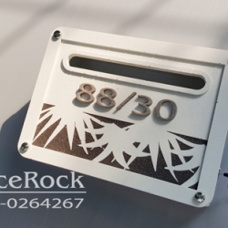 ตู้จดหมายลายต้นจั๋งสีขาวครีม