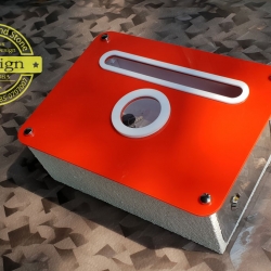 ตู้ไปรษณีย์อะคริลิคสีแดง ช่องมองและปากสีขาว