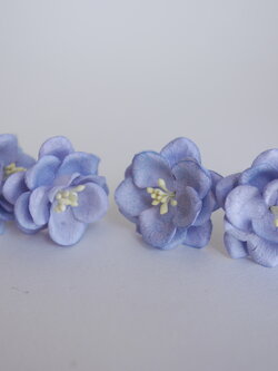 ดอกไม้กระดาษสา ดอกกุหลาบกระดาษสา ดอกไม้กุหลาบ กลีบโค้ง ดอกไม้ประดิษฐ์ สำหรับตกแต่ง หรืองานแต่งงาน สีฟ้าตุ่น ขนาด 3.5 cm. จำนวน 25 ดอก เกสรสีฟ้าม่วงตุ่น Paper flowers, handmade flowers, small roses paper size 3.5 cm. 25 pieces, pale blue purple color, ivor