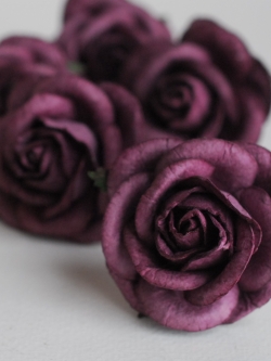 ดอกไม้กระดาษสา ราคาส่ง, ดอกกุหลาบกระดาษสา ดอกไม้ประดิษฐ์ ตกแต่งงานแต่งงาน ขนา่ด 4.5 cm., สำหรับของชำร่วย, งานแต่งงาน, ดอกไม้ทำข้อมือเจ้าสาว Paper flower,20 Pieces mulberry rose, 4.5 cm. dark purple color.