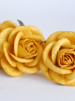 ดอกไม้กระดาษสา, ดอกไม้กุหลาบกระดาษ, ดอกไม้ประดิษฐ์, สำหรับของชำร่วย, งานแต่งงาน,สีเหลืองพระ ขนา่ด 4.5 cm.,Paper flower,20 Pieces mulberry rose, 4.00 cm. yellow medium color.