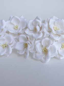 ดอกไม้กระดาษสา ดอกกุหลาบกระดาษสา ดอกไม้กุหลาบ กลีบโค้ง ดอกไม้ประดิษฐ์ สำหรับตกแต่ง หรืองานแต่งงาน สีขาว ขนาด 3.5 cm. จำนวน 25 ดอก เกสรสีครีม Paper flowers, handmade flowers, small roses paper size 3.5 cm. 25 pieces, white color,