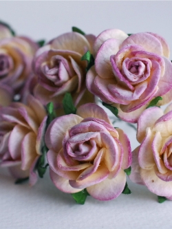 ดอกไม้กระดาษสา ราคาถูก ดอกไม้กุหลาบ ดอกกุหลาบจิ๋ว ดอกไม้ประดิษฐ์ สำหรับตกแต่ง หรืองานแต่งงาน สีม่วงตุ่นปัดสีครีมขนาด 2.5 cm. จำนวน 50 ดอก