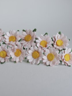 ดอกทานตะวันกระดาษ ดอกไม้กระดาษสา ดอกไม้ประดิษฐ์จากกระดาษสา ดอกทานตะวัน ดอกไม้กระดาษสาขายส่ง ดอกไม้ประดิษฐ์ ดอกไม้ทำข้อมือเพื่อนเจ้าสาว ขนาด 1.5 cm. จำนวน 50 ดอก สีชมพูอ่อน เกสรสีเหลือง Paper Flower, Sun Flowers, pale pink color, size 1.5 cm 50 pieces, yel