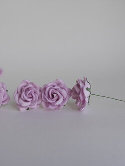 ดอกไม้กระดาษสา ดอกกุหลาบกระดาษสา ดอกไม้กุหลาบ กลีบโค้ง ดอกไม้ประดิษฐ์ สำหรับตกแต่ง หรืองานแต่งงาน สีม่วงพาสเทลขนาด 3.5 cm. จำนวน 25 ดอก Paper flowers, handmade flowers, small roses paper size 3.5 cm. 25 pieces, pastel purple color.