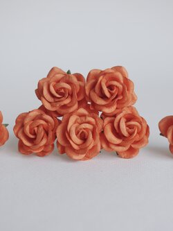 ดอกไม้กระดาษสา ดอกกุหลาบกระดาษสา ดอกไม้กุหลาบ กลีบโค้ง ดอกไม้ประดิษฐ์ สำหรับตกแต่ง หรืองานแต่งงาน สีส้มแสด ขนาด 3.5 cm. จำนวน 25 ดอก Paper flowers, handmade flowers, small roses paper size 3.5 cm. 25 pieces, orange color.
