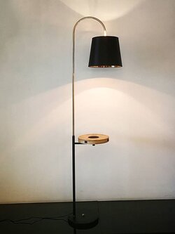 โคมไฟตั้งพื้น ML8042 พร้อมแท่นวางไม้และชาร์จไร้สาย โคมสีดำเรียบหรู