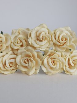 ดอกไม้กระดาษสา ดอกกุหลาบกระดาษสา ดอกไม้กุหลาบ กลีบโค้ง ดอกไม้ประดิษฐ์ สำหรับตกแต่ง หรืองานแต่งงาน สีเหลือง ขนาด 3.5 cm. จำนวน 25 ดอก Paper flowers, handmade flowers, small roses paper size 3.5 cm. 25 pieces, yellow color.