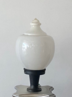 โคมไฟหัวเสา หมากรุก สีนม