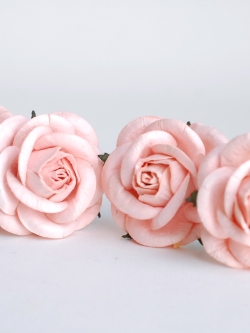 ดอกไม้กระดาษสา ราคาส่ง, ดอกกุหลาบกระดาษสา ดอกไม้ประดิษฐ์ ตกแต่งงานแต่งงาน ขนาด 4.5 cm., สำหรับของชำร่วย, งานแต่งงาน, ดอกไม้ทำข้อมือเจ้าสาว Paper flower,20 Pieces mulberry rose, 4.5 cm. pale pink color.