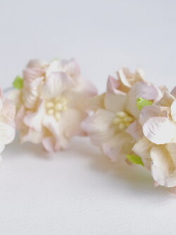 ดอกไม้กระดาษสา ราคาส่ง, ดอกการเดนเนียกระดาษสา ดอกไม้ประดิษฐ์ ตกแต่งงานแต่งงาน ประดิษฐ์ข้อมือเพื่อนเจ้าสาว ขนา่ด 3.5 cm., สำหรับของชำร่วย, งานแต่งงาน, ดอกไม้ทำข้อมือเจ้าสาว สีครีมปัดม่วงอ่อน จำนวน 25 ดอก Paper flower,25 Pieces mulberry gardenia flowers sup