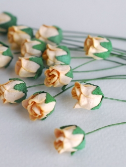 ดอกไม้กระดาษสา ดอกไม้กระดาษสา จตุจักร งานประดิษฐ์ ดอกไม้ทำข้อมือเพื่อนเจ้าสาว แต่งงาน, ดอกกุหลาบตูม 0.8x1 cm. 25 ดอก สีเบจ paper flowers, budding roses flower 0.8x1 cm. 25 pieces beige color.