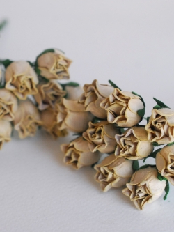 ดอกไม้กระดาษสา ดอกไม้กระดาษสา จตุจักร งานประดิษฐ์ ดอกไม้ทำข้อมือเพื่อนเจ้าสาว แต่งงาน, ดอกกุหลาบตูม 50 ดอก สีน้ำตาลกระดาษ color ขนาด 1.5 cm. paper flowers, budding roses flower 1.5 cm. 50 pieces. brown color.