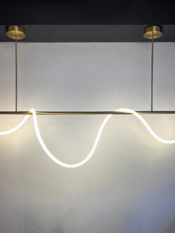 โคมไฟห้อย P2 (GD) ดีไซน์เส้นโค้ง สีทอง แสงวอร์มไวท์