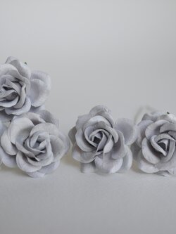 ดอกไม้กระดาษสา ดอกกุหลาบกระดาษสา ดอกไม้กุหลาบ กลีบโค้ง ดอกไม้ประดิษฐ์ สำหรับตกแต่ง หรืองานแต่งงาน สีเทาอ่อน ขนาด 3.5 cm. จำนวน 25 ดอก Paper flowers, handmade flowers, small roses paper size 3.5 cm. 25 pieces, pale gray color.