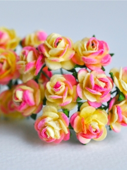 ดอกไม้กุหลาบกระดาษ ดอกกุหลาบจิ๋ว ดอกกุหลาบกระดาษสา ดอกไม้ข้อมือเพื่อนเจ้าสาว ช่อดอกไม้ติดอกเจ้าบ่าว หรือตกแต่งของชำร่วย ดอกไม้กระดาษสาสีเหลืองปัดสีชมพูบานเย็นขนาด 1.5 cm. จำนวน 100 ดอก Paper Flowers size 1.5 cm., mini roses yellow brush pinky color, 100 p