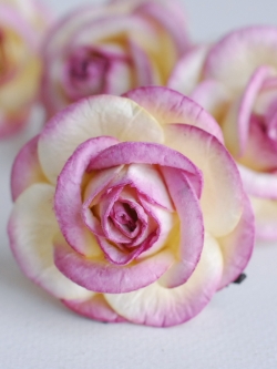 ดอกไม้กระดาษสา ขนา่ด 4.5 cm., สำหรับของชำร่วย, งานแต่งงาน,สีชมพูม่วงปัดสีครีม Paper flower,20 Pieces mulberry rose, 4.00 cm. berry brush ivorycolor.