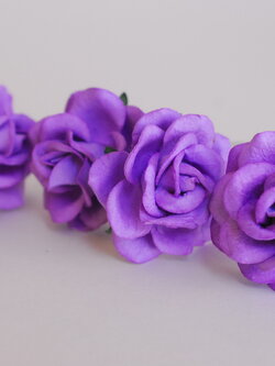 ดอกไม้กระดาษสา ดอกกุหลาบกระดาษสา ดอกไม้กุหลาบ กลีบโค้ง ดอกไม้ประดิษฐ์ สำหรับตกแต่ง หรืองานแต่งงาน สีม่วงขนาด 3.5 cm. จำนวน 25 ดอก Paper flowers, handmade flowers, small roses paper size 3.5 cm. 25 pieces, purple color.