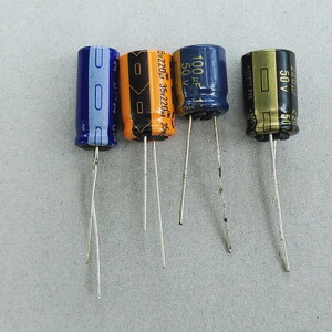 รูปตัวเก็บประจุชนิดอิเล็กโทรไลต์ เป็นตัวเก็บประจุชนิดมีขั้ว และ สัญลักษณ์ C มีขั้ว