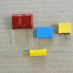 รูปคาปาซิเตอร์ชนิดฟิล์มแบบต่างๆ เป็นคาปาซิเตอร์ชนิดไม่มีขั้ว และ สัญลักษณ์ C ไม่มีขั้ว