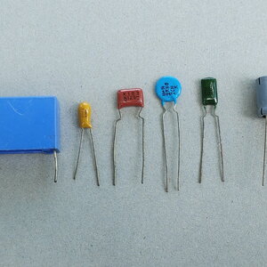 รูปคาปาซิเตอร์ชนิดต่างๆ และ สัญลักษณ์คาปาซิเตอร์มีขั้ว ไม่มีขั้ว และแบบปรับค่าได้