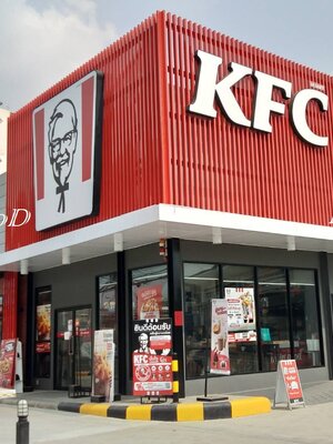 ระแนงสีแดงขนาด 2"x6" @KFC Tiwanon , Nontaburi
